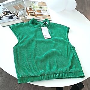 Ro&de Green Mock neck ribbed blouse with elastic band waist and key hole back